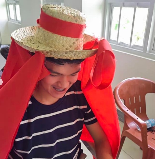 Karena topi-topi unik tersebut membuat para mahasiswa jadi kesulitan untuk menyontek, maka mereka akan jadi belajar lebih giat. Mandane Ortiz mengungkapkan jika nilai para muridnya itu bahkan mengalami peningkatan dibandingkan tahun lalu. Foto: Instagram/@majjoymandz