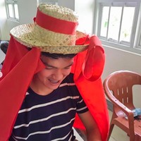 Karena topi-topi unik tersebut membuat para mahasiswa jadi kesulitan untuk menyontek, maka mereka akan jadi belajar lebih giat. Mandane Ortiz mengungkapkan jika nilai para muridnya itu bahkan mengalami peningkatan dibandingkan tahun lalu. Foto: Instagram/@majjoymandz