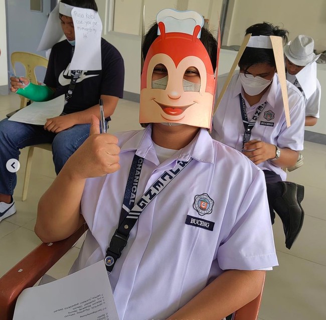Foto-foto para murid yang sedang serius mengerjakan ujian itu kemudian diunggah oleh Mandane Ortiz ke akun Instagram dan juga Facebook miliknya. Foto-foto tersebut pun sampai menjadi viral dan dimuat di beberapa artikel. Foto: Instagram/@majjoymandz
