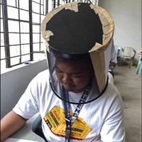 Siapa sangka tempat sampah yang satu ini pun bisa menjadi multifungsi. Ditambah dengan lakban coklat untuk menutupi bagian-bagian sampingnya, tempat sampah tersebut bisa disulap jadi topi anti nyontek. Foto: Facebook/Marry Joy Mandane Ortiz