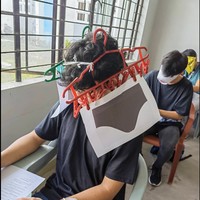 Topi anti nyontek tersebut pastinya juga akan membuat para mahasiswanya menjadi lebih fokus saat mengerjakan ujian. Kalau di sekolah atau kampusmu pernah ada yang seperti ini juga nggak nih? Foto: Facebook/Marry Joy Mandane Ortiz