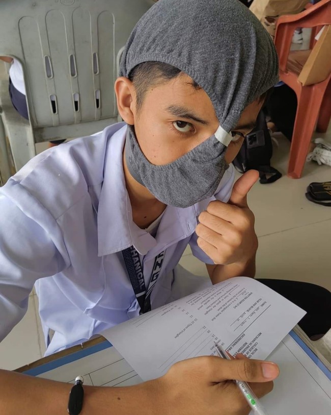 Dilansir dari BBC, Mandane Oriz mengatakan jika awalnya ia hanya meminta para muridnya itu membuat penutup anti nyontek sederhana. Namun ternyata para muridnya itu cukup kreatif dan membuat topi anti nyontek dengan beragam bentuk unik. Foto: Facebook/Marry Joy Mandane Ortiz