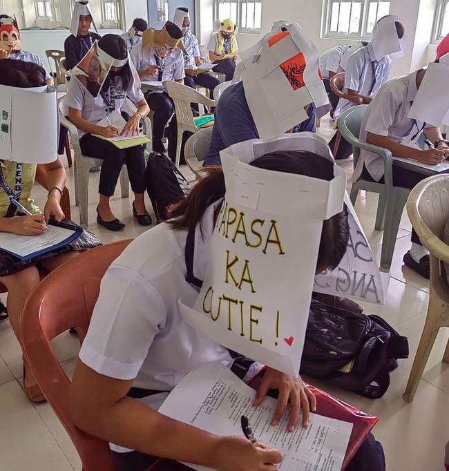 Demi mengajarkan kejujuran, dosen di sebuah universitas di Filipina yang bernama Mary Joy Mandane Ortiz meminta para muridnya untuk membuat topi anti nyontek. Rupanya para muridnya itu malah membuat beragam kreasi unik topi anti nyontek tersebut. Foto: Instagram/@majjoymandz