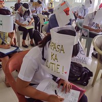 Demi mengajarkan kejujuran, dosen di sebuah universitas di Filipina yang bernama Mary Joy Mandane Ortiz meminta para muridnya untuk membuat topi anti nyontek. Rupanya para muridnya itu malah membuat beragam kreasi unik topi anti nyontek tersebut. Foto: Instagram/@majjoymandz