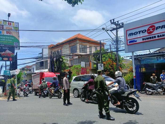 Uji coba pengalihan arus lalu lintas di Desa Tibubeneng, Kecamatan Kuta Utara, Badung, Jumat (28/10/2022).