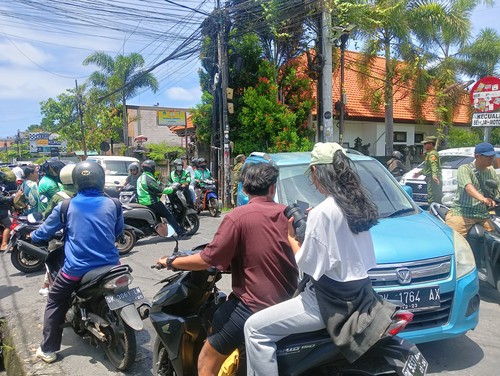 Uji coba pengalihan arus lalu lintas di desa Tibubeneng, Kuta Utara, Jumat (28/10/2022).