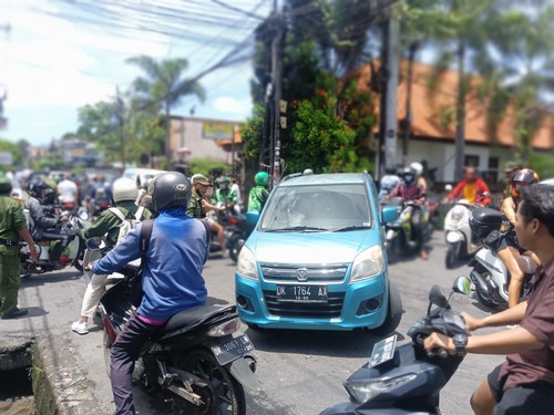 Uji coba pengalihan arus lalu lintas di Desa Tibubeneng, Kuta Utara.