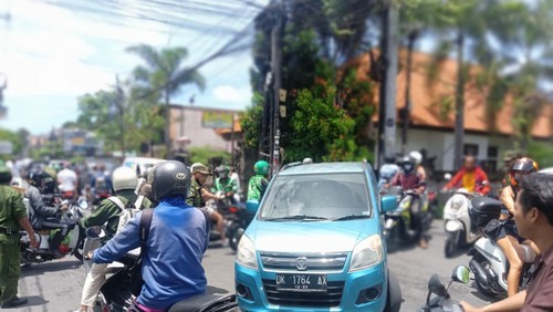 Uji coba pengalihan arus lalu lintas di Desa Tibubeneng, Kuta Utara.