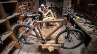 Sepeda ini dibuat dari bahan dasar limbah kayu. Perajin menjual sepeda kayu ini dengan harga Rp5 juta hingga Rp10 juta tergantung ukuran.
