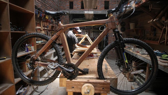 Sepeda kayu ini bisa menjadi pilihan bagi pecinta olahraga yang menyukai jenis sepeda unik atau anti-mainstream.