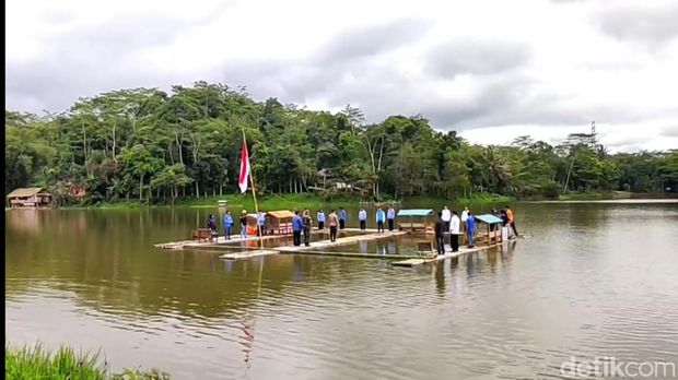 Upacara Sumpah Pemuda di Situ Sanghyang.