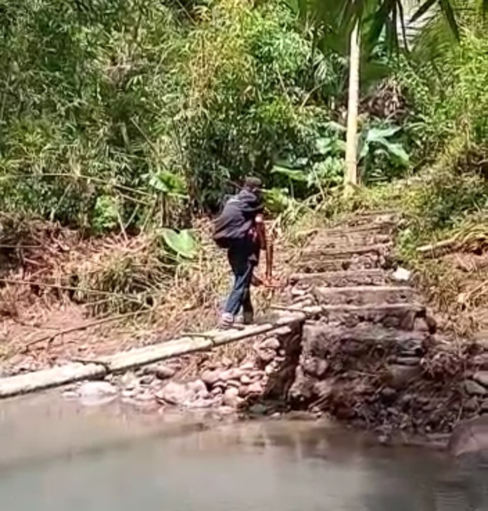 Warga Banjar Sekarkejula Kelod, Desa Yehembang Kauh, Kecamatan Mendoyo, Kabupaten Jembrana, Bali, gotong royong menggendong lansia agar bisa melintasi jembatan darurat yang menjadi akses satu-satunya di banjar tersebut. Warga Banjar Sekarkejula Kelod, Desa Yehembang Kauh, Kecamatan Mendoyo, Kabupaten Jembrana, Bali, gotong royong menggendong lansia agar bisa melintasi jembatan darurat yang menjadi akses satu-satunya di banjar tersebut.