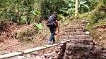Potret Warga Yehembang Kauh Jembrana Gendong Lansia Lintasi Jembatan