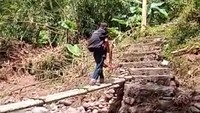 Jembatan darurat di Banjar Sekar Kejula Kelod, Desa Yehembang Kauh, Kecamatan Mendoyo, Kabupaten Jembrana, Bali, rusak disapu banjir pada Selasa (25/10/2022). Warga akhirnya kembali membuat jembatan darurat dengan ukuran lebih kecil untuk meminimalisir biaya. (Foto: Istimewa)