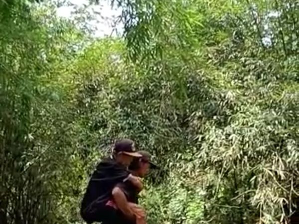 Potret Warga Yehembang Kauh Jembrana Gendong Lansia Lintasi Jembatan