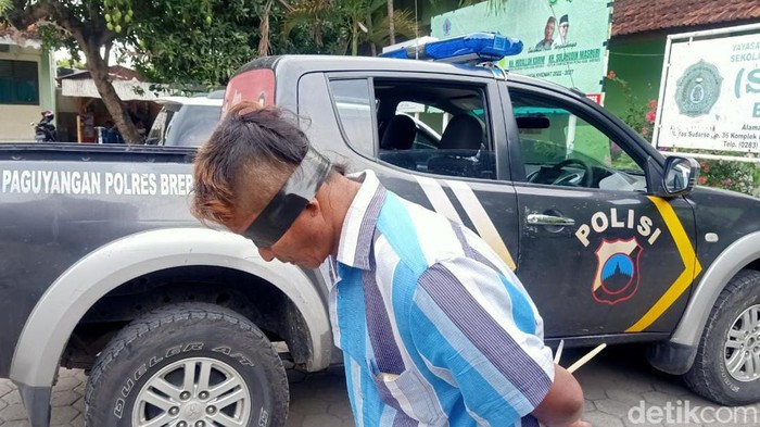 Warga Brebes, A (53) ditangkap karena diduga menghamili anak kandungnya sendiri, Jumat (28/10/2022).