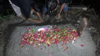 Penampakan kuburan yang dibangun warga di sepanjang jalan rusak di Kabupaten Batu Bara. (Foto: Istimewa)