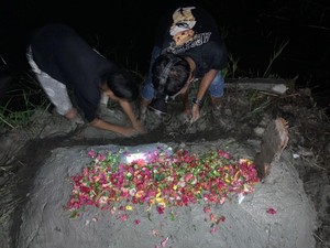 Protes Jalan Rusak, Warga Batu Bara Bangun Kuburan di Pinggir Jalan