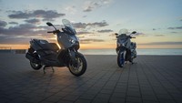 Gimana, keren nggak Xmax terbaru ini? Yamaha mulai menjual XMAX 300 pada Maret 2023 mendatang. Sedangkan XMAX 300 Tech Max yang lebih istimewa, dijadwalkan mulai bisa dibeli pada Mei 2023 di pasar Eropa. Perlu diingat bahwa Yamaha XMAX 300 merupakan basis motor yang sama dengan XMAX 250 yang populer di pasar Indonesia. Foto: Yamaha Europe