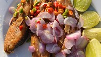 Ikan goreng bisa dibuat lebih enak dan istimewa dengan tambahan sambal pedas segar. Racikannya terdiri dari irisan cabe rawit, bawang merah, terasi goreng, dan perasan jeruk nipis. Begini cara buatnya. Foto: detikfood 