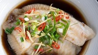 Kalau sedang diet atau ingin santap makanan sehat, resep ikan kukus ini pas dibuat. Pilih fillet ikan kakap, kerapu, atau dori. Bumbunya ada kecap, minyak wijen, jahe, dan bawang putih. Lihat cara membuatnya di sini. Foto: iStock 