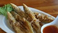 Kriuk ikan goreng renyah ini berbahan ikan kaca piring. Bumbunya sederhana seperti bawang putih, merica, dan garam. Lalu sajikan dengan sambal asam yang pedas segar. Ini dia resepnya. Foto: iStock