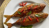 Di restoran Padang pasti kamu sering lihat menu ini. Ikan kembung dibakar dengan balutan bumbu rempah dan santan. Rasa pedasnya sedikit, namun enak. Yuk lihat resepnya di sini. Foto: iStock 