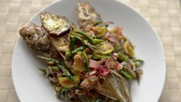 Ikan kembung goreng tak pernah gagal puaskan selera. Rasanya makin mantap saat dipadukan dengan cabe ijo dan kecombrang. Kamu bisa bikin sendiri pakai resep ini. Foto: detikfood 
