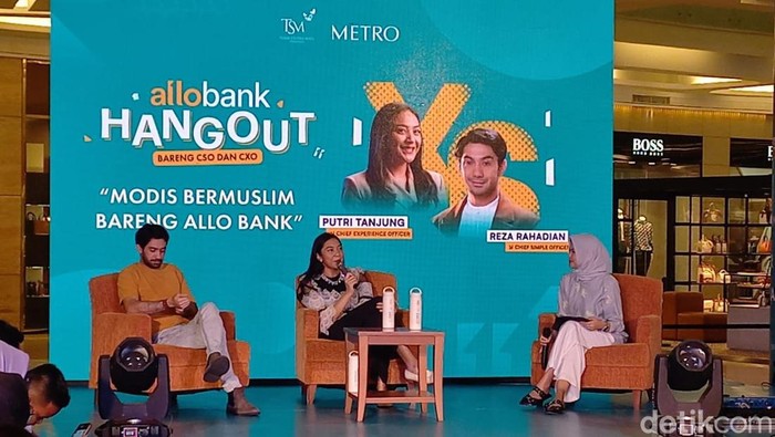 Reza Rahadian dan Putri Tanjung menjadi pembicara dalam talkshow Allo Bank Hangout.