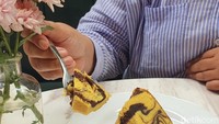 Ada juga marble cake yang unik rasanya karena menggunakan resep keluarga Rozma Suhardi. Biasanya marble cake memiliki tekstur lembut, namun kue buatan Rozma ini terasa lebih padat dan buttery. Foto: detikFood/Yenny Mustika Sari