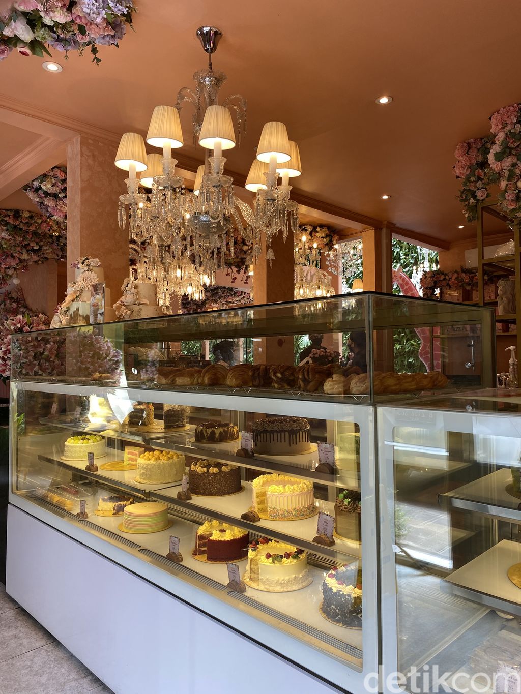 Amy and Cake di Bintaro Sektor 9, Berkonsep ala Eropa Dipenuhi Bunga Cantik