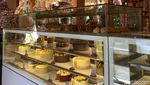 Nongkrong Cantik di Amy and Cake Sambil Menikmati Kue Es Campur yang Unik