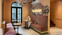 Kafe ini memang disasarkan untuk para wanita yang suka berfoto di kafe Instagramable. Karena, begitu masuk ke dalam kafe akan langsung disambut dengan hiasan penuh bunga dan berwarna merah muda. Foto: detikFood/Yenny Mustika Sari