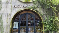 Amy and Cake, kafe yang berlokasi di kawasan Bintaro Sektor 9, Tangerang Selatan. Buat yang menyukai kafe cantik dengan dekorasi penuh bunga, Amy and Cake sangat cocok dikunjungi. Foto: detikFood/Yenny Mustika Sari