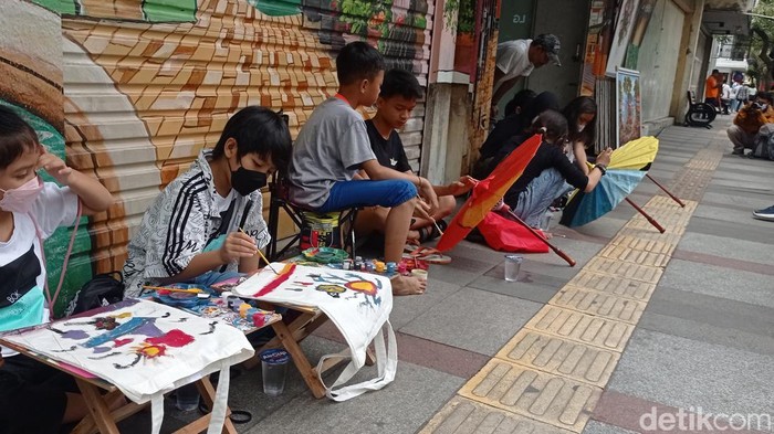 Anak-anak asyik melukis di Jalan Braga.