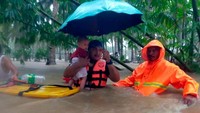 Nalgae menghantam pulau utama Luzon dengan angin maksimum 95 kilometer (59 mil) per jam setelah mendarat di pulau Catanduanes yang berpenduduk jarang pada Sabtu (29/10) sebelum fajar waktu setempat. Badan cuaca menyatakan bahwa hujan lebat yang dipicu oleh badai terjadi mulai Kamis lalu di Filipina selatan, membanjiri sebagian besar daerah pedesaan di pulau Mindanao. Banjir dan tanah longsor yang terjadi telah merusak hampir 500 rumah.