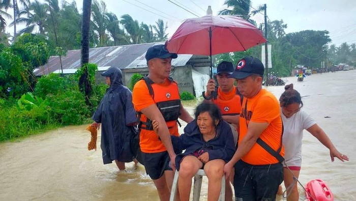 Badai Nalgae Hantam Filipina, 72 Orang Tewas Philippine Coast Guard (PCG) rescuers lift an elderly woman following flooding due to Tropical Storm Nalgae, in Hilongos, Leyte, Philippines, October 28, 2022. Philippine Coast Guard/Handout via REUTERS THIS IMAGE HAS BEEN SUPPLIED BY A THIRD PARTY. NO RESALES. NO ARCHIVES