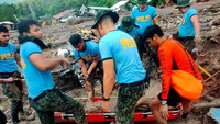 Petugas mengevakuasi salah atu korban tewas di Datu Odin Sinsuat, Maguindanao, 28 Oktober 2022.