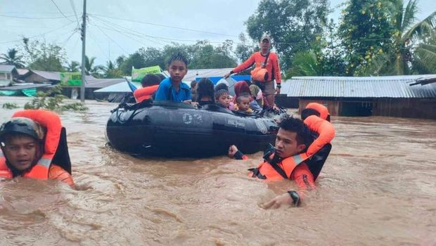 Banjir di Filipina terjadi usai dilanda hujan deras. Tak hanya banjir, tanah longsor pun melanda sejumlah titik banjir di Filipina itu.