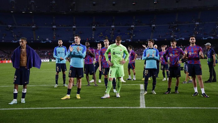 Barcelona players stand in dejection as they applaud fans at the end of the Champions League Group C soccer match between Barcelona and Bayern Munich at the Camp Nou stadium in Barcelona, Spain, Wednesday, Oct. 26, 2022. (AP Photo/Joan Monfort)