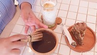 Pada menu Pistachio Chocolate (Rp 48.000), pelayan mengantarkan minuman ini dengan sajian yang unik. Pelanggan diberikan kesempatan untuk meracik minumannya sendiri.  Foto: detikFood/Yenny Mustika Sari