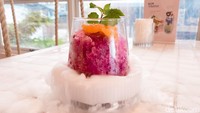 Es serut Grape Summber Bear disajikan dengan cantik. Pelayan akan menuangkan air ke atas biang es, sehingga keluar asap yang membuat presentasinya jadi cantik. Rasanya asam segar yang menyejukkan dahaga. Foto: detikFood/Yenny Mustika Sari