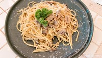 Bearology Cafe juga menyediakan hidangan utama. Kami memesan menu Truffle Spaghetty seharga Rp 120.000 per porsinya. Porsinya cukup banyak untuk disantap 1-2 orang. Foto: detikFood/Yenny Mustika Sari