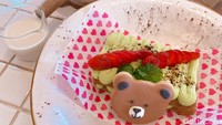 Matcha Tiramissu yang dibanderol harga Rp 68.000 per porsi. Tampilannya sangat lucu, terdapat hiasan biskuit berbentuk beruang. Sebelum disantap, tuang susu di atasnya. Foto: detikFood/Yenny Mustika Sari