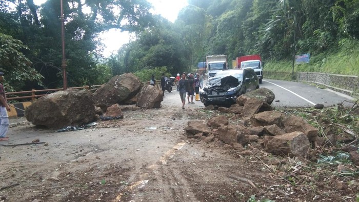 Bongkahan batu besar longsor timpa 2 mobil di Cadas Pangeran, Kabupaten Sumedang, Jawa Barat, pada Sabut (29/10/2022) sore.