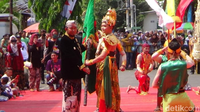 Bupati Sumenep (kiri) menerima pataka