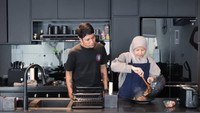 Ketika sudah matang, makanan yang telah dimasak kemudian disiapkan oleh Natasha Rizky. Di atas meja marmer, ia menuang makanan dari wajan dan menyiapkannya untuk dikonsumsi. Foto: YouTube/Desta Natasha Family