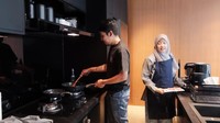 Tak hanya menemani, Desta Mahendra ternyata juga bisa sedikit-sedikit membantu istrinya. Mengaduk makanan hingga matang dengan terampil dilakukan oleh Desta. Foto: YouTube/Desta Natasha Family