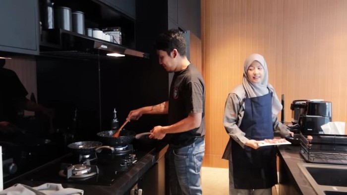 10 Potret Dapur Rumah Desta dan Natasha Rizky yang Serba Hitam