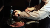Memasak menu diet sehat untuk Desta, Natasha Rizky membagikan resep nasi goreng merah ala dirinya. Isiannya dilengkapi telur, nugget hingga daging saikoro yang rendah lemak. Foto: YouTube/Desta Natasha Family